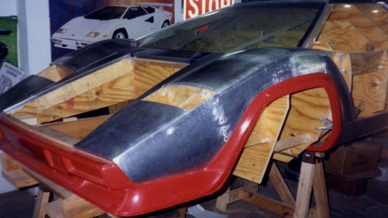Illustration for article titled The Man Who Spent 17 Years Building The Ultimate Lamborghini Replica In His Basement Wants To Sell It